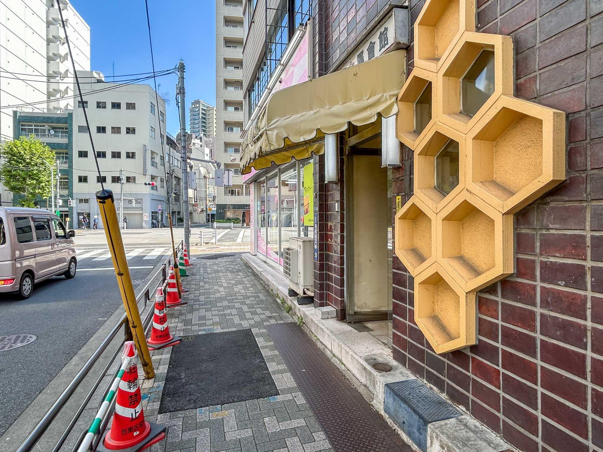 台東区蔵前の賃貸物件/渋いタイルと蜂の巣のような装飾が特徴的