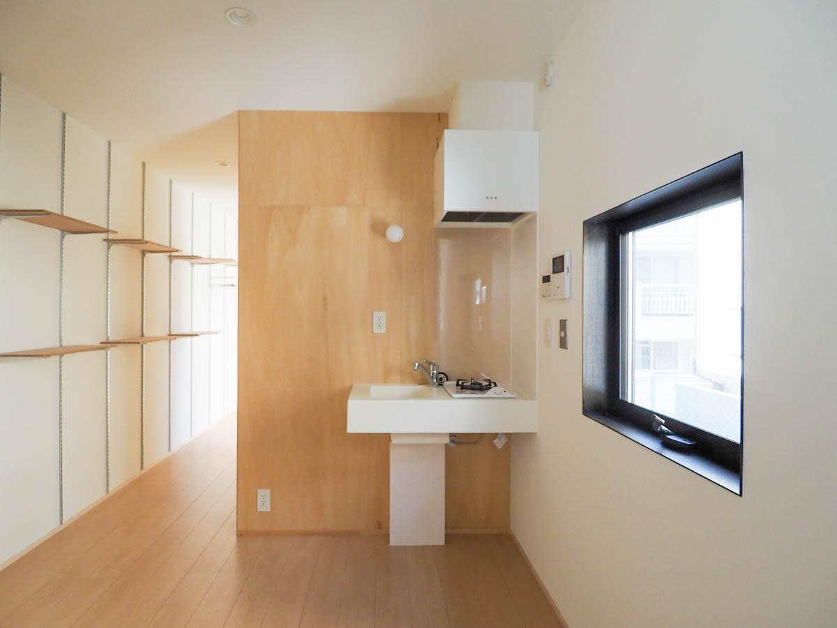 杉並区和泉の賃貸物件/白いミニマルなキッチンとシナ材の組み合わせもナチュラルで可愛いらしい