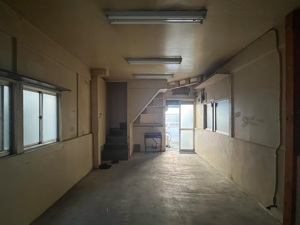 品川区広町の賃貸物件/部屋の奥から入り口側を見る