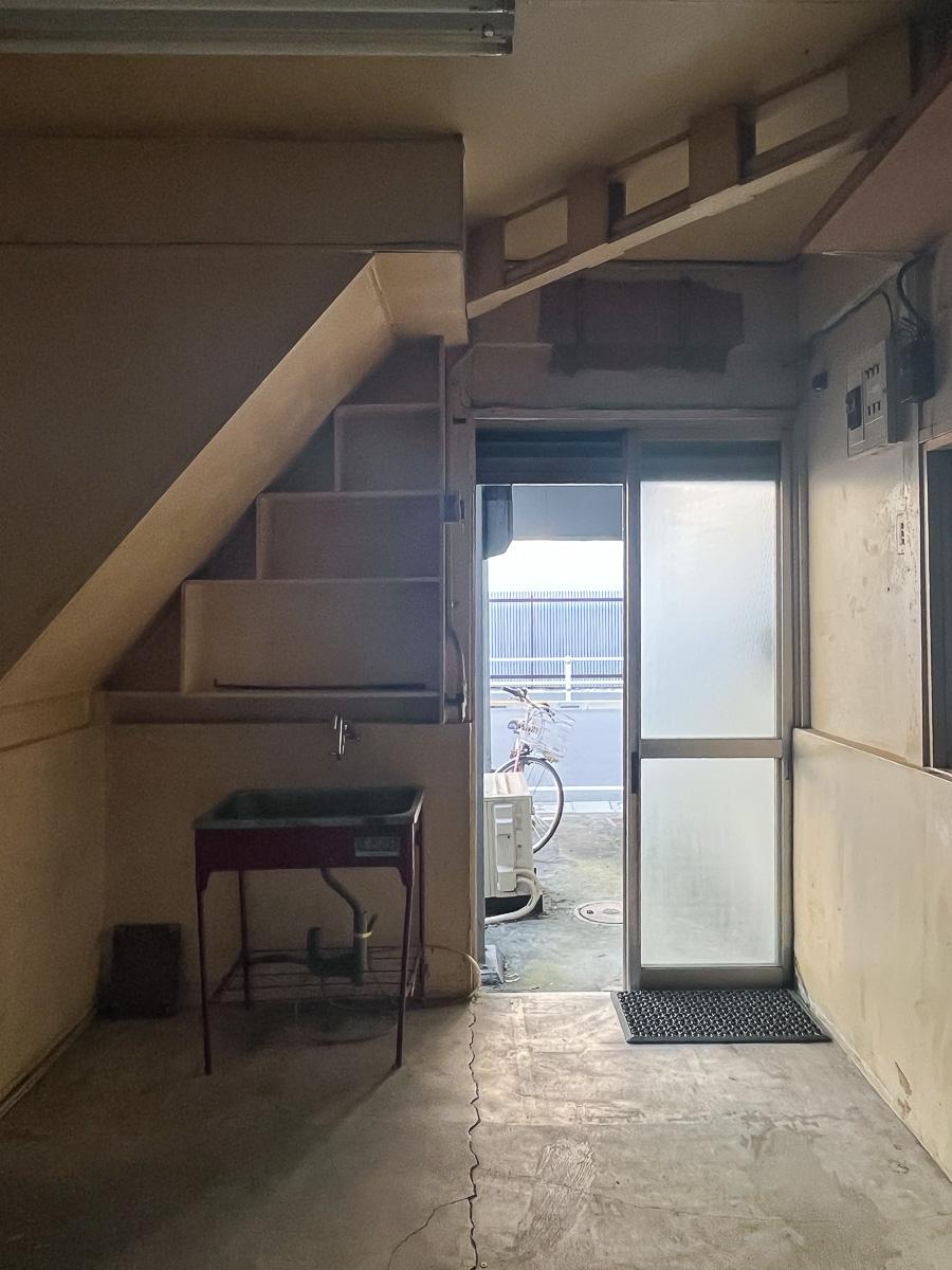 品川区広町の賃貸物件/入り口。横幅のあるものを搬入する際は、サッシを取り外す必要があります