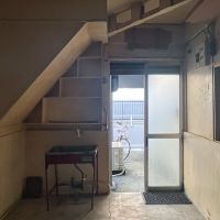 品川区広町の賃貸物件/入り口。横幅のあるものを搬入する際は、サッシを取り外す必要があります