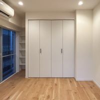 渋谷区上原の賃貸物件/寝室。容量のあるクローゼットと奥にコンパクトな収納棚がついています