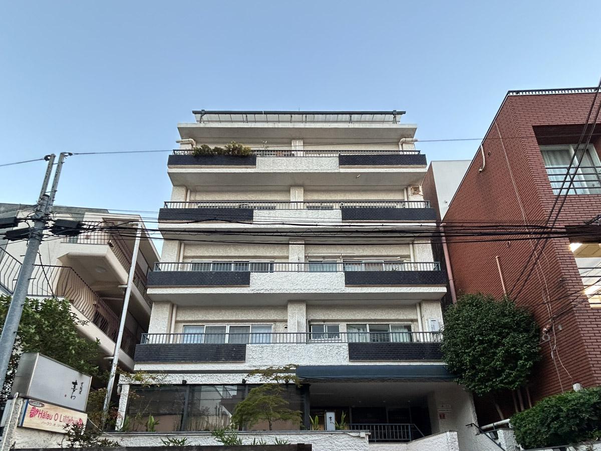 渋谷区上原の賃貸物件/代々木上原駅から細い路地を抜けた先にあるレトロなマンション。キュートな外観です