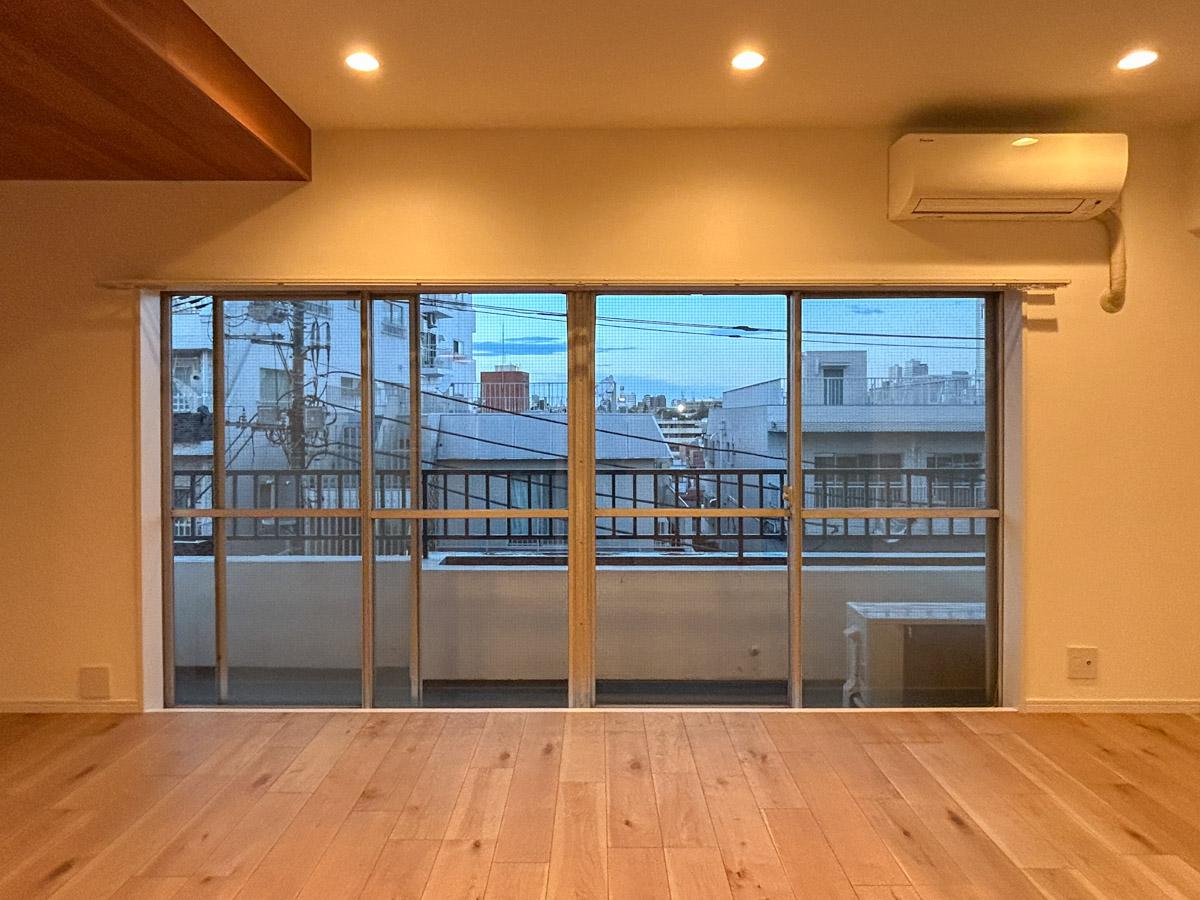 渋谷区上原の賃貸物件/南に面したワイドな窓からは、風がしっかりと通ってくれます。日中は日当たりも良好