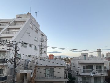 渋谷区上原の賃貸物件/上原の空を眺める