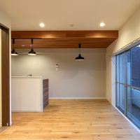 渋谷区上原の賃貸物件/リビング別角度から。床はサラッとしたフロアタイルが敷かれています