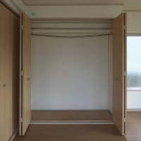 豊島区高田の賃貸物件/クローゼット1。ハンガーバーが曲がっている&hellip;？