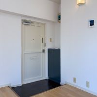 目黒区大橋の賃貸物件/玄関ドアはレトロで愛嬌あり