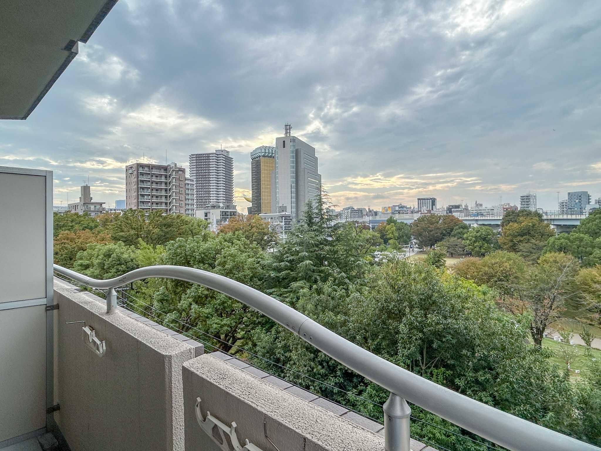 墨田区向島の賃貸物件/公園の奥は隅田川。視線はまったく気になりません