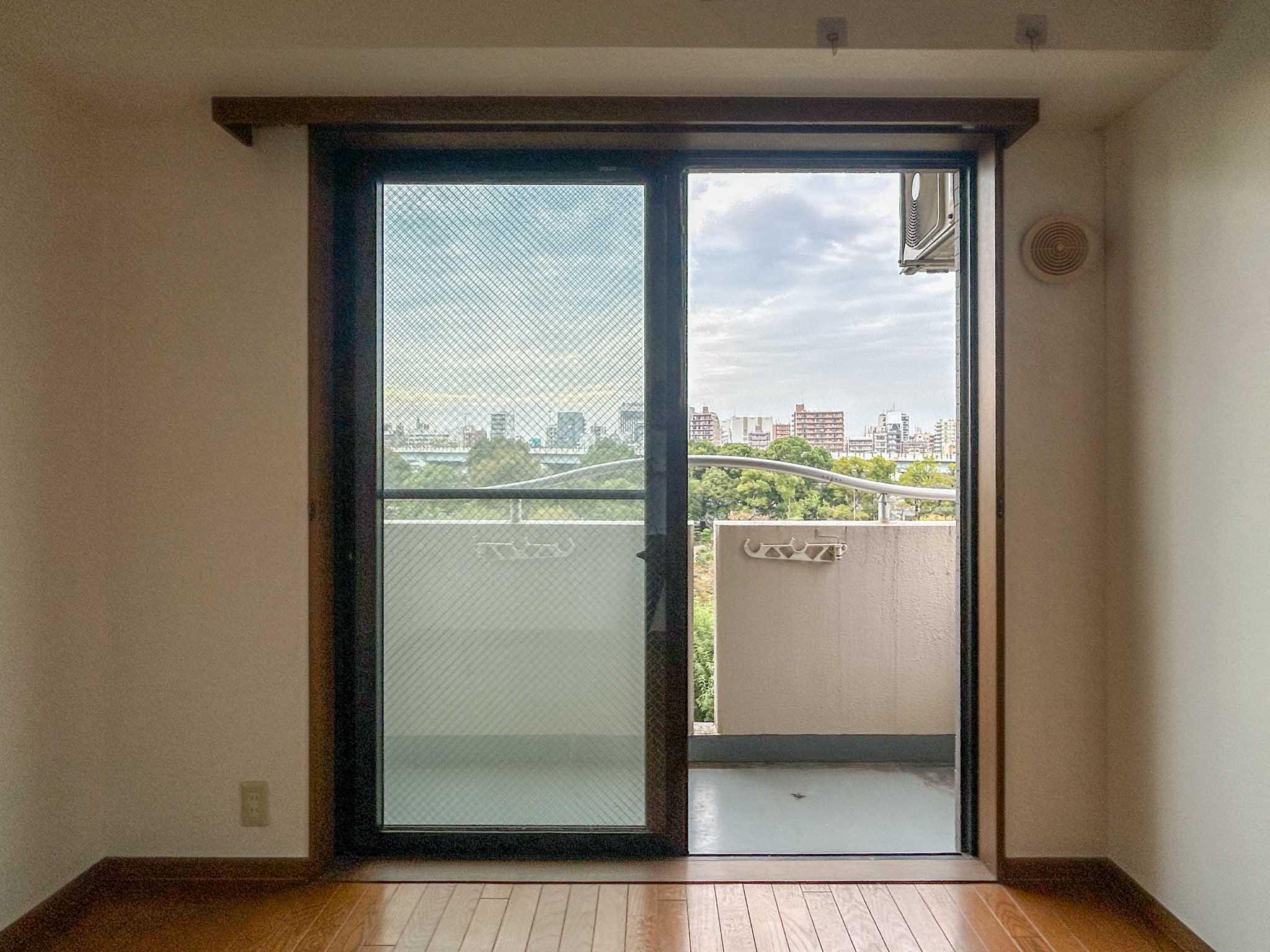 墨田区向島の賃貸物件/ダイニングからの景色。朝起きて、このベランダで深呼吸したい