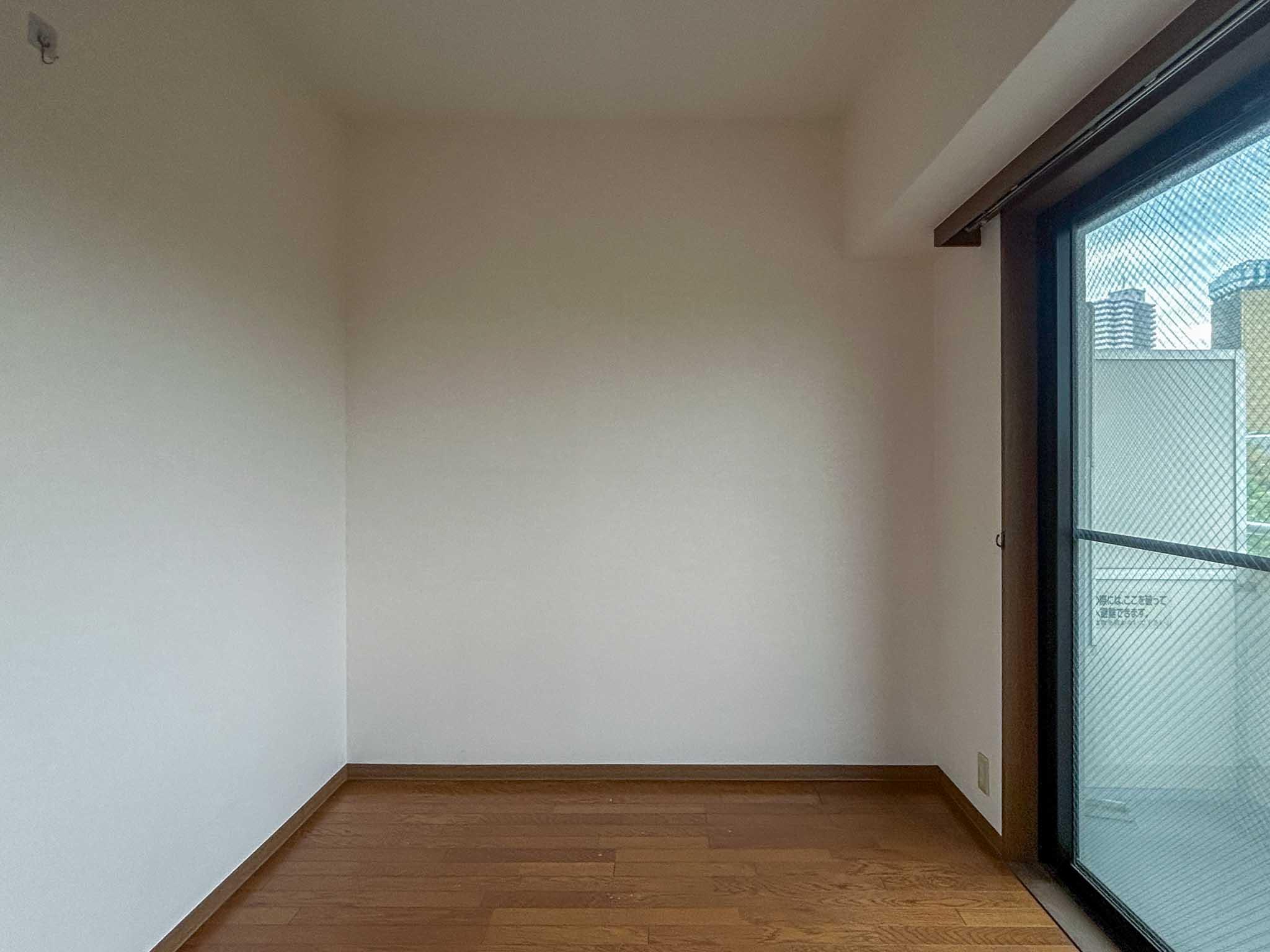 墨田区向島の賃貸物件/寝室。南面の幅が2.3mほどなので、ベッドは納まります