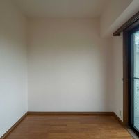 墨田区向島の賃貸物件/寝室。南面の幅が2.3mほどなので、ベッドは納まります