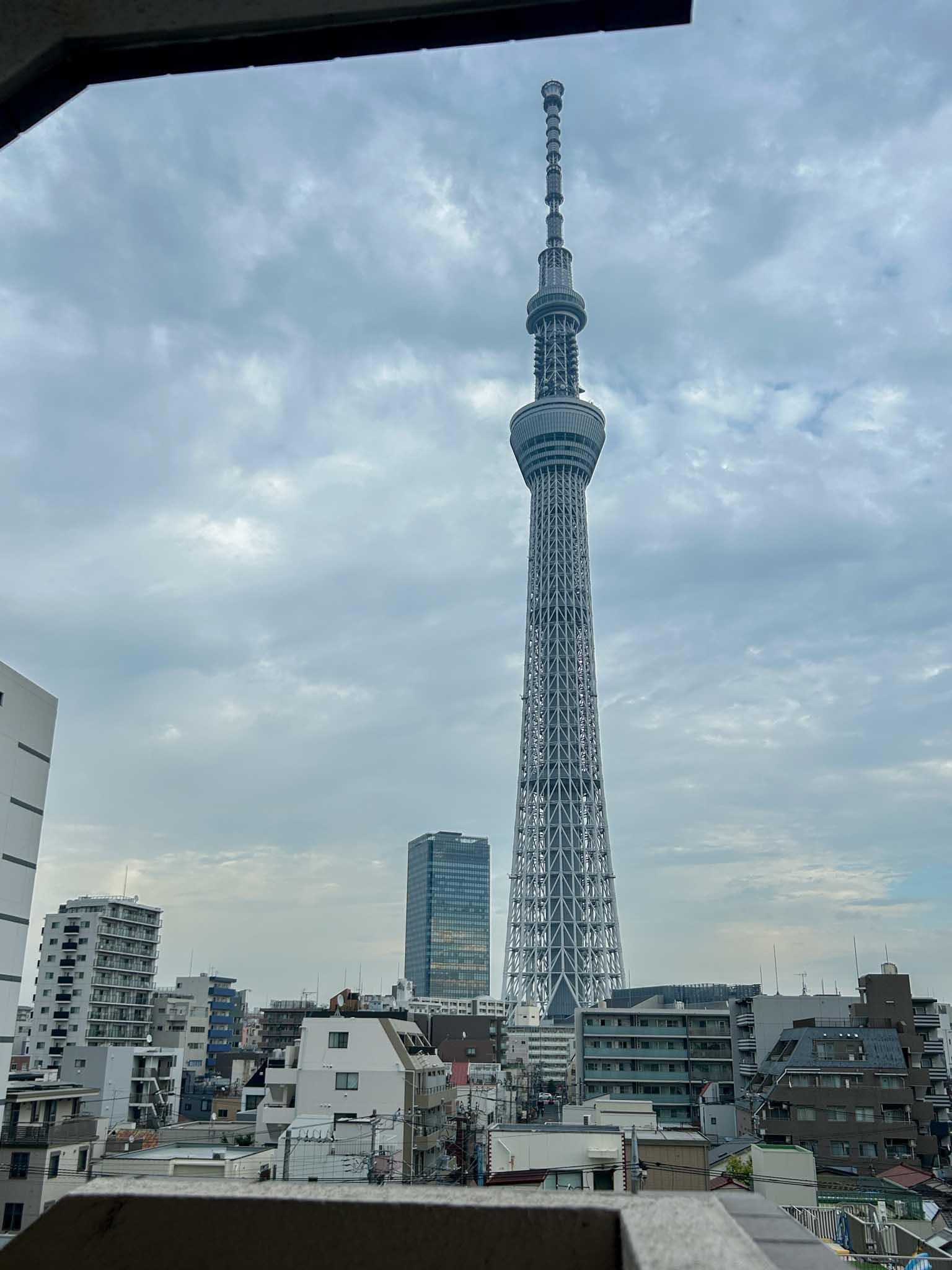 墨田区向島の賃貸物件/玄関を出てすぐ見えるスカイツリー