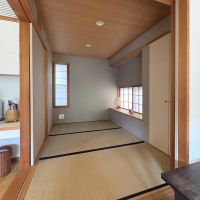 練馬区大泉学園町の売買物件/リビングの一角にある和室は引戸で閉じておくことも