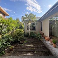 練馬区大泉学園町の売買物件/奥に見える平屋の離れと廊下で繋がった2世帯住宅