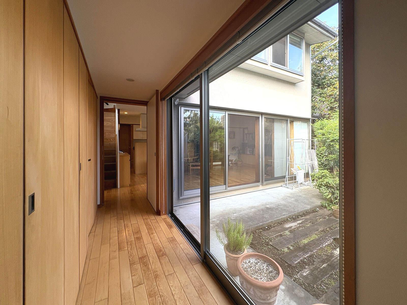 練馬区大泉学園町の売買物件/離れから2階建の母屋へ、廊下沿いにバストイレが並びます