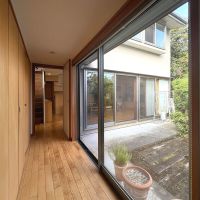 練馬区大泉学園町の売買物件/離れから2階建の母屋へ、廊下沿いにバストイレが並びます