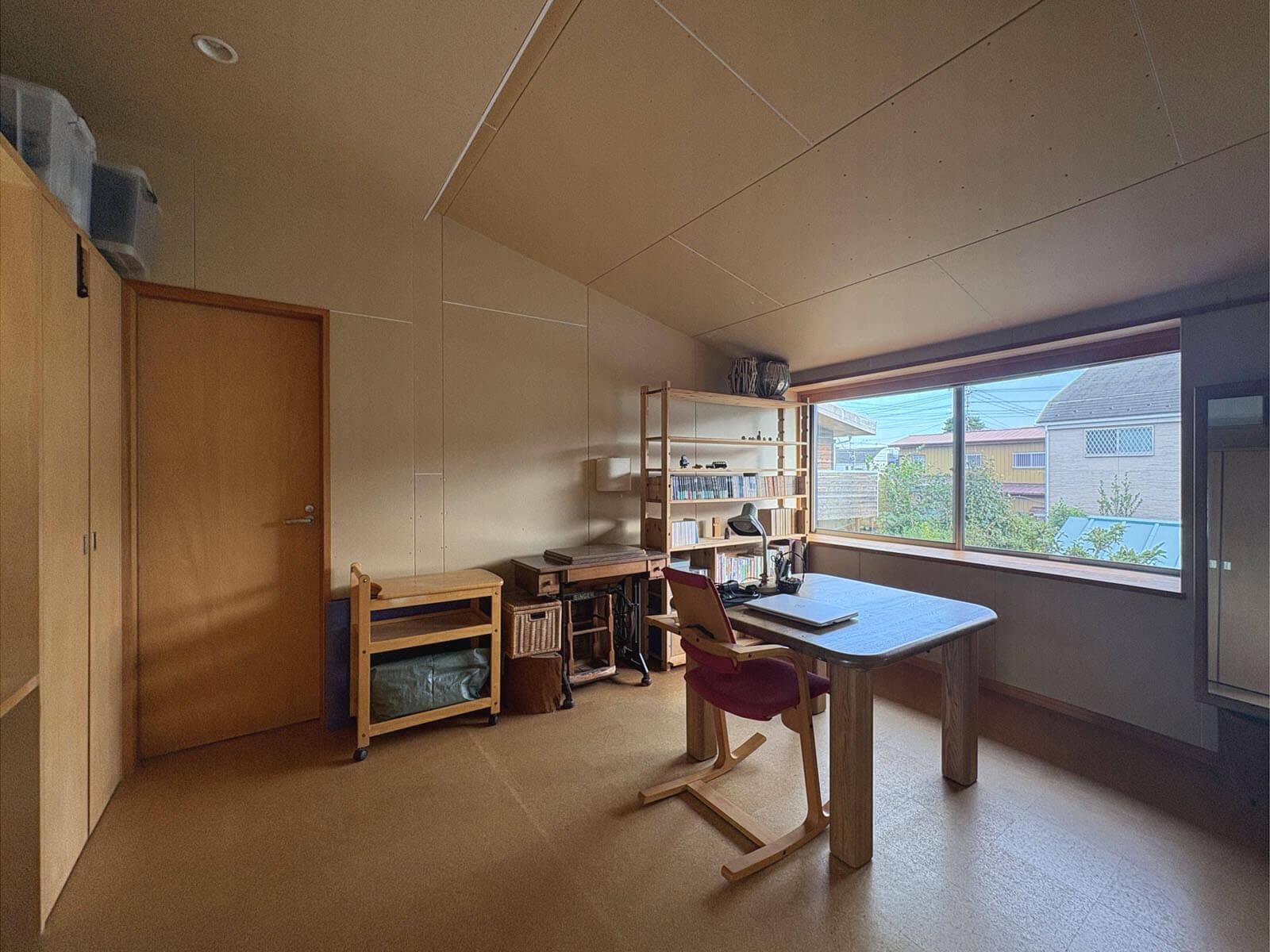 練馬区大泉学園町の売買物件/2階の壁は石膏ボードの下地のまま仕上げをせずに使っています