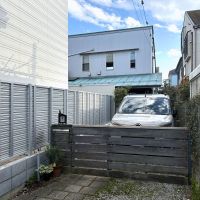 練馬区大泉学園町の売買物件/旗竿状の敷地の奥にチラリと見える家、長い通路を生かして縦列で2台駐車ができます