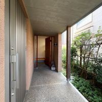 練馬区大泉学園町の売買物件/玄関まで屋根のあるスペースが広いのは何かと便利です