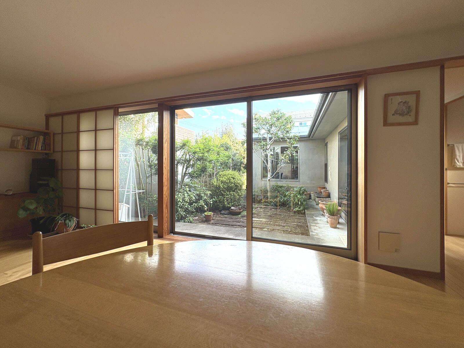 練馬区大泉学園町の売買物件/このテーブルから庭を眺めて過ごす時間がいちばん好きだというオーナー夫婦、この家のために設えたテーブルはそのままお譲りできるそうです