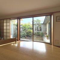 練馬区大泉学園町の売買物件/このテーブルから庭を眺めて過ごす時間がいちばん好きだというオーナー夫婦、この家のために設えたテーブルはそのままお譲りできるそうです