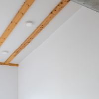 目黒区平町の賃貸物件/白い天井にすっと伸びる木の梁。コンクリートとの素材の対比が印象的