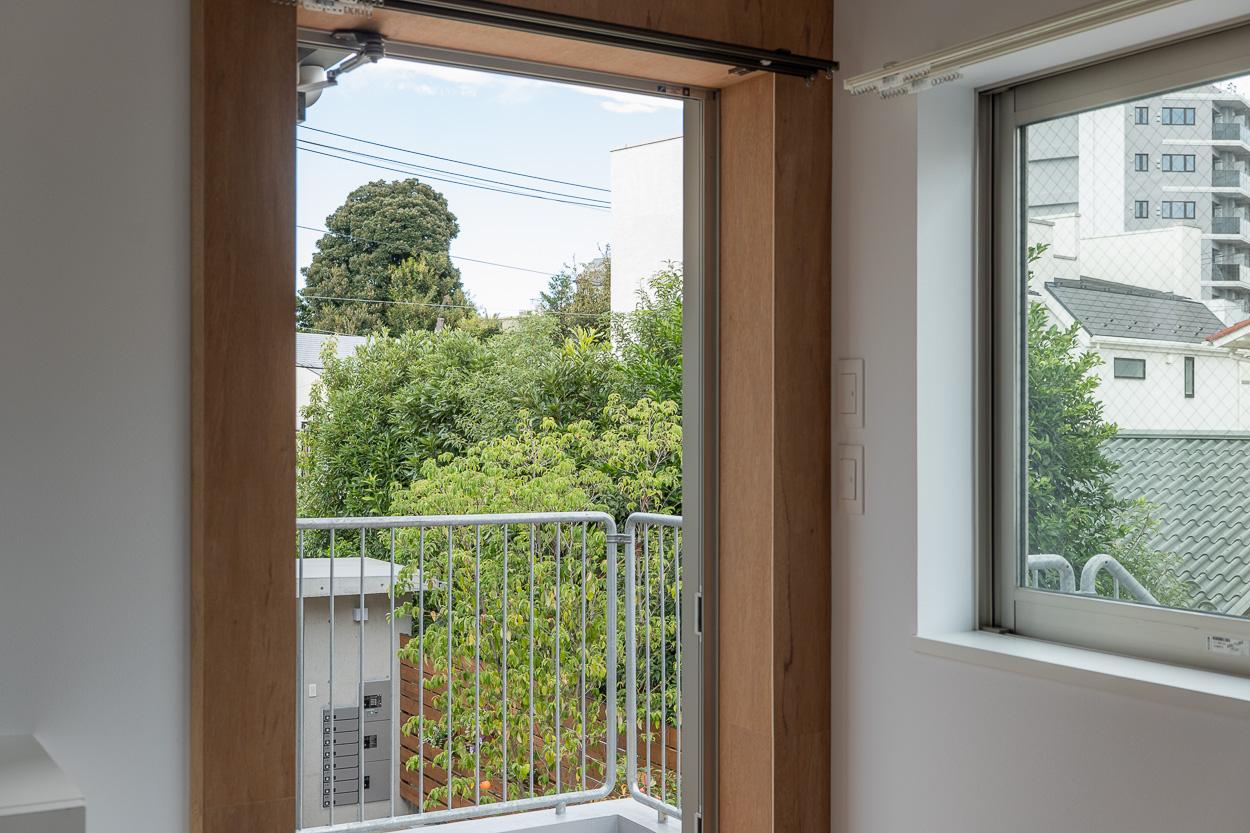 目黒区平町の賃貸物件/土間の先には共用部の緑がちらり。ちょっとした癒やしの風景