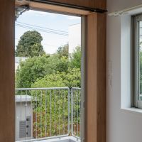 目黒区平町の賃貸物件/土間の先には共用部の緑がちらり。ちょっとした癒やしの風景