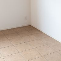 目黒区平町の賃貸物件/土間は、温かみのある色合いのタイル張りです