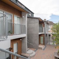 目黒区平町の賃貸物件/軒の連なりや外階段が印象的で、緑と調和した温かみのある佇まい
