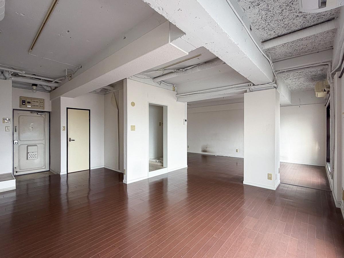 渋谷区桜丘町の賃貸物件/白い躯体あらわしの天井と、艶のある深茶色の床。飾らなくても品のある空間です