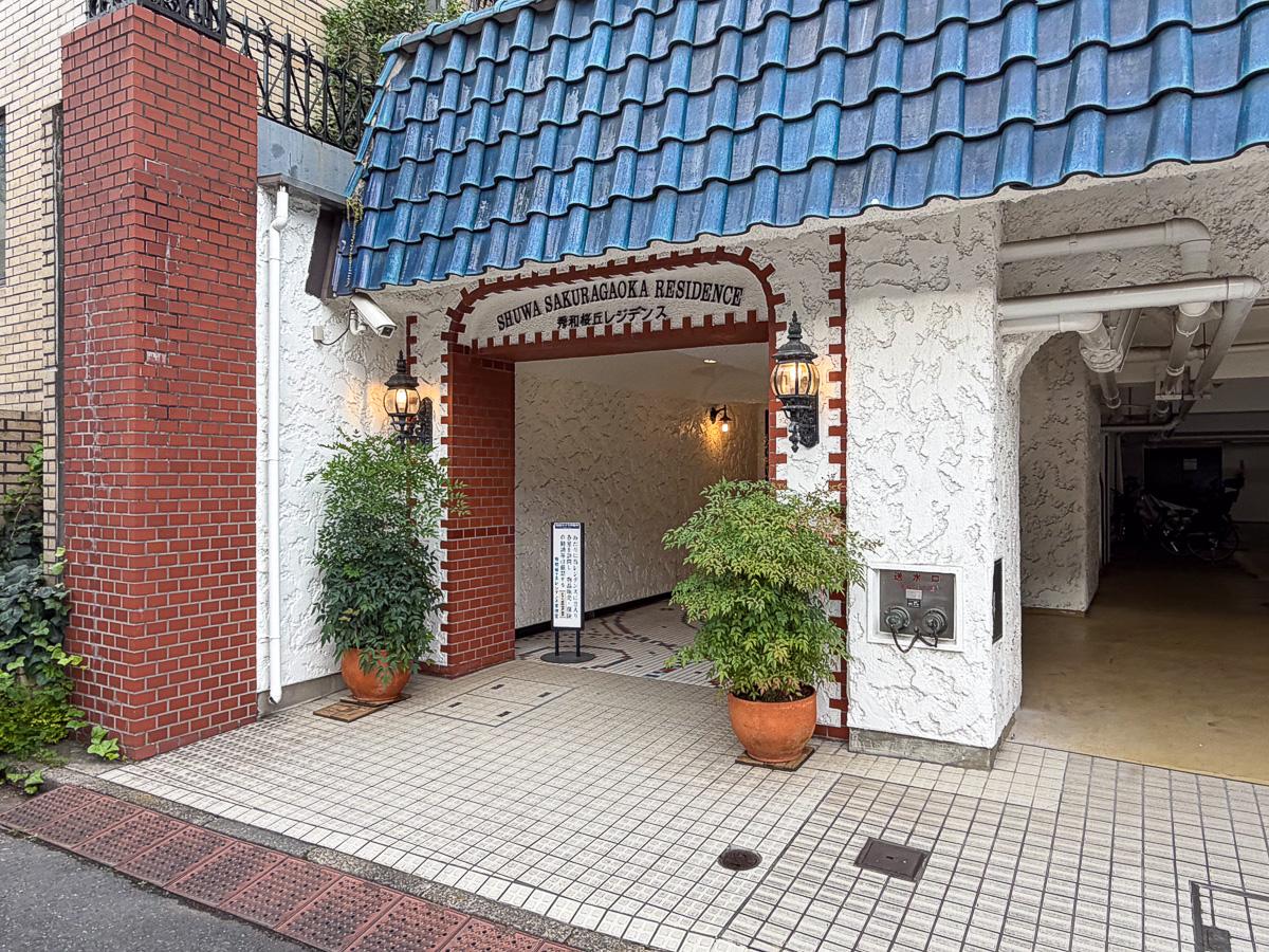 渋谷区桜丘町の賃貸物件/入口から、この建物らしい愛嬌があります