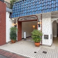 渋谷区桜丘町の賃貸物件/入口から、この建物らしい愛嬌があります