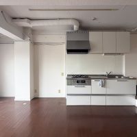 渋谷区桜丘町の賃貸物件/キッチン前はゆとりがあり、大きめのダイニングテーブルも無理なく置けそう