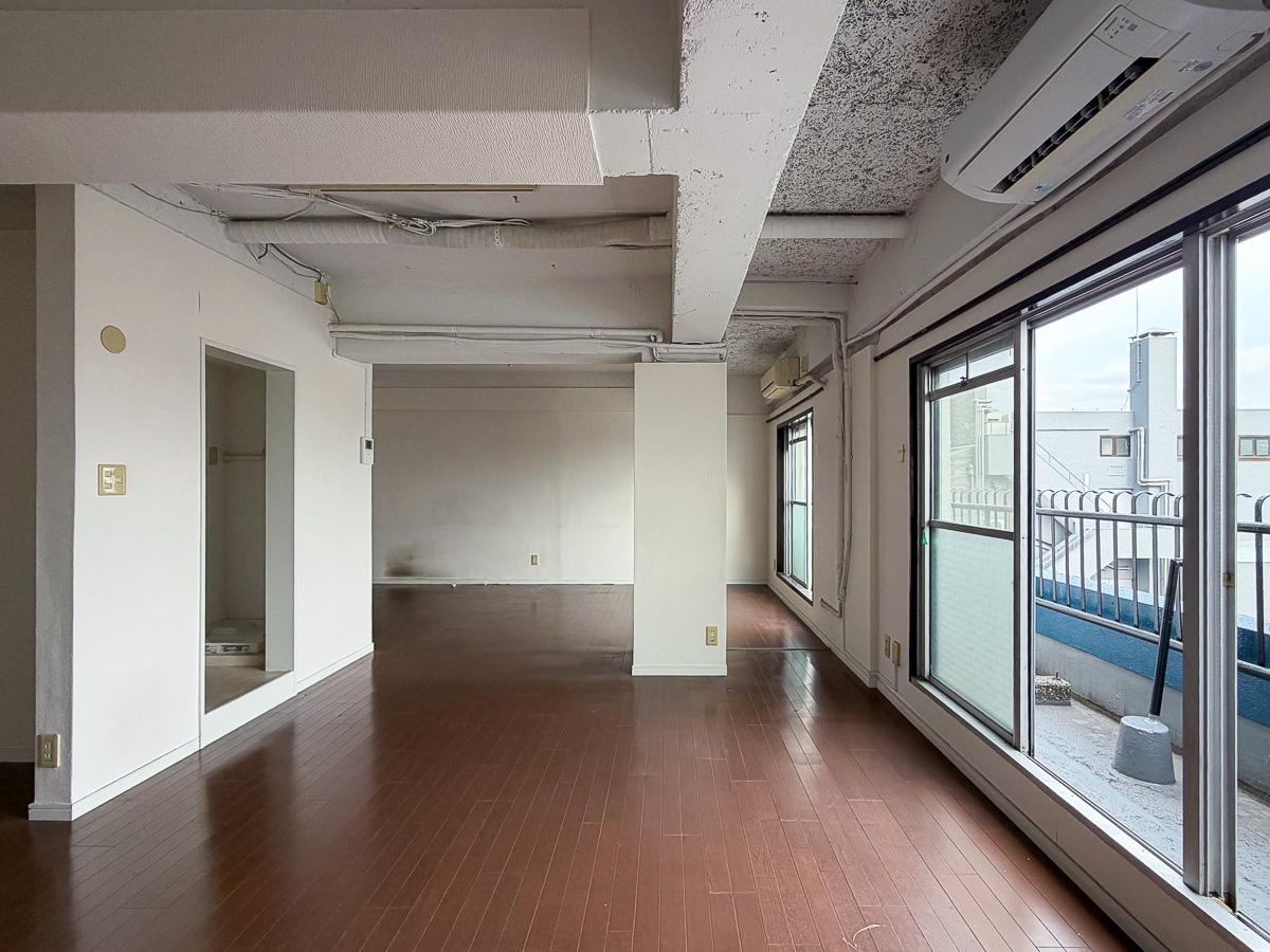 渋谷区桜丘町の賃貸物件/キッチン側から奥を見る
