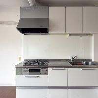 渋谷区桜丘町の賃貸物件/キッチンは3口ガスコンロ+グリル。使い勝手が良さそうです