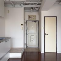 渋谷区桜丘町の賃貸物件/玄関。剥き出しの配管が良いエッセンスに