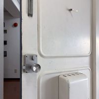 渋谷区桜丘町の賃貸物件/時代を感じる玄関ドア