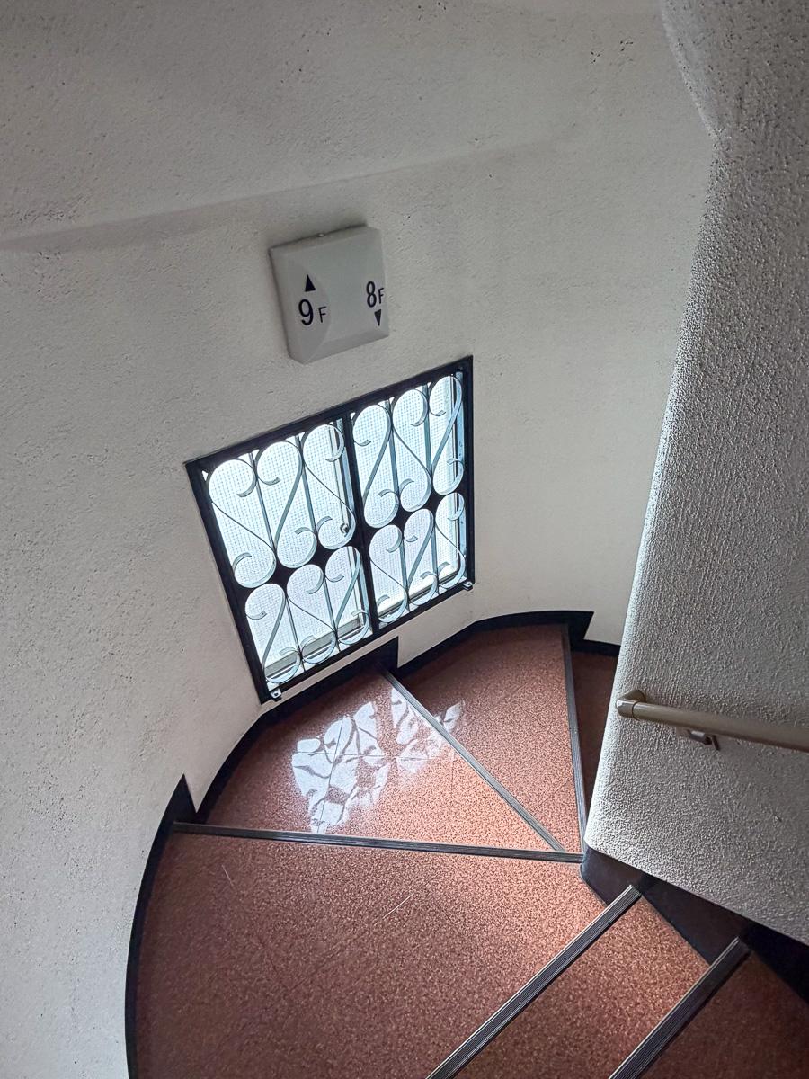 渋谷区桜丘町の賃貸物件/共用階段も雰囲気あり