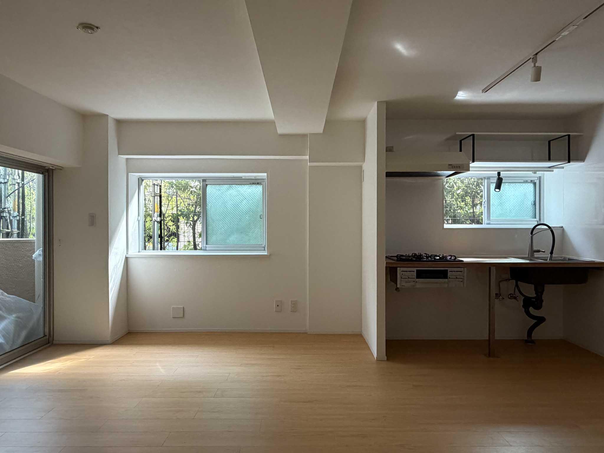 目黒区東が丘の賃貸物件/南向きの2つの窓から、長い時間にわたって光が差し込みます