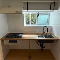 目黒区東が丘の賃貸物件/木製のキッチンに立つと、窓の向こうには緑。景色を楽しみながら、気持ちよく自炊ができそうです
