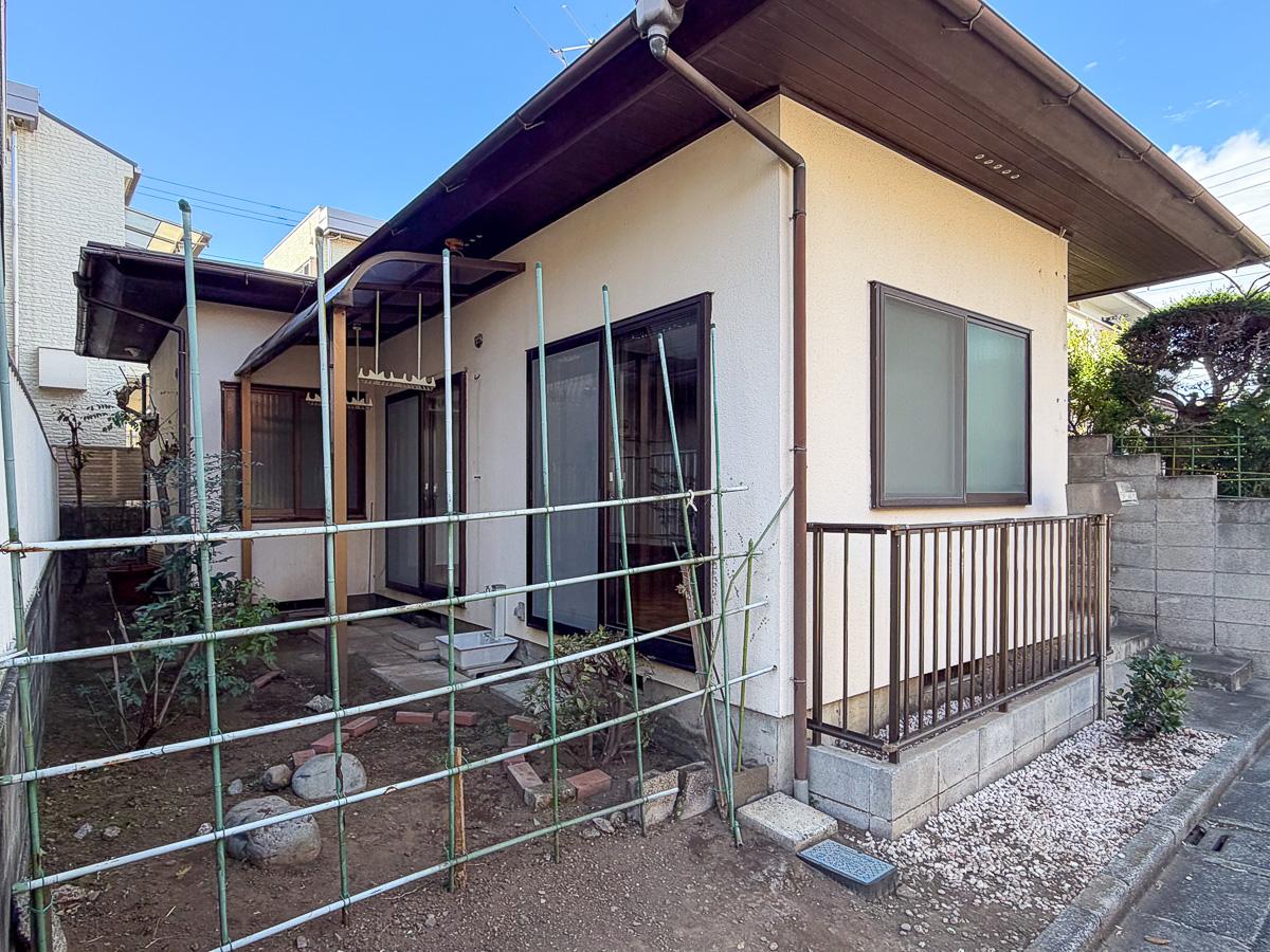世田谷区宮坂の賃貸物件/平たい屋根とカクカクした姿が可愛らしい。経堂で庭付きの、平屋暮らしはいかがでしょう