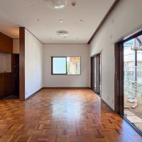 世田谷区宮坂の賃貸物件/リビングを別角度から。窓はすべて二重サッシで、外の音にも配慮されています