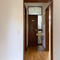 世田谷区宮坂の賃貸物件/リビングの奥。向かいにはトイレ、右側にキッチン、左側に洋室と浴室