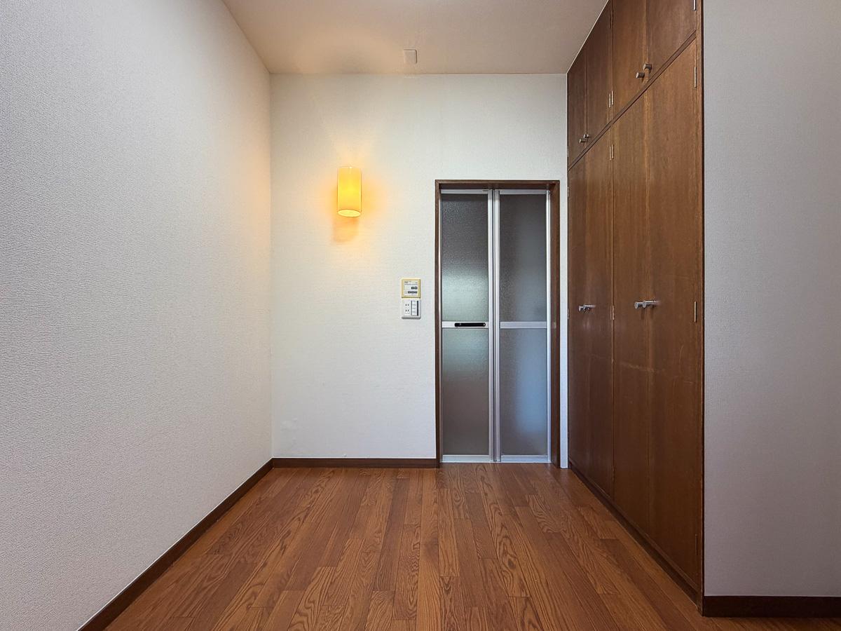 世田谷区宮坂の賃貸物件/約5畳の洋室。奥に浴室があります