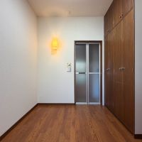 世田谷区宮坂の賃貸物件/約5畳の洋室。奥に浴室があります