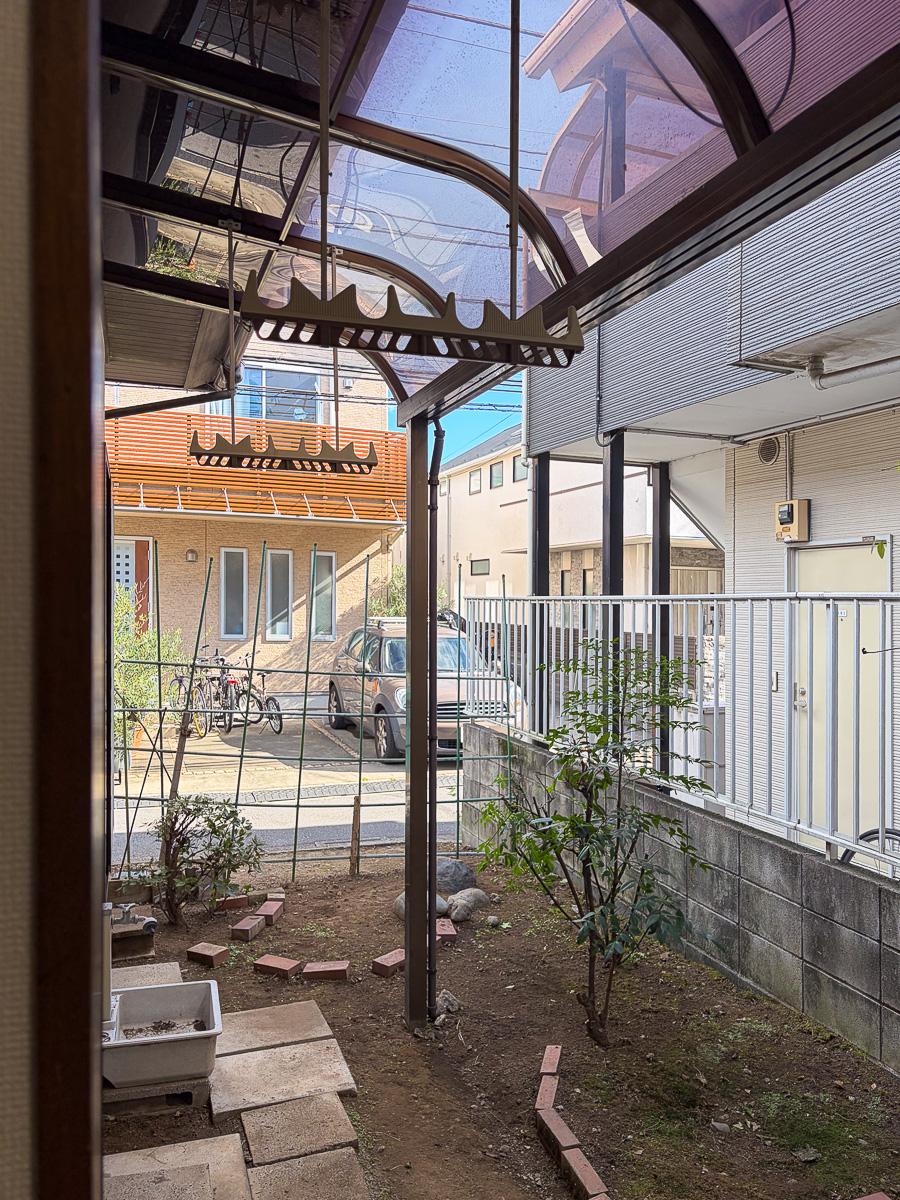 世田谷区宮坂の賃貸物件/洋室の窓からも、庭がチラリ