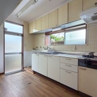 世田谷区宮坂の賃貸物件/ゆとりのある調理スペース。裏の敷地へと続く勝手口も