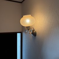 世田谷区宮坂の賃貸物件/玄関前には、ぽってりとしたガラスの壁付け照明
